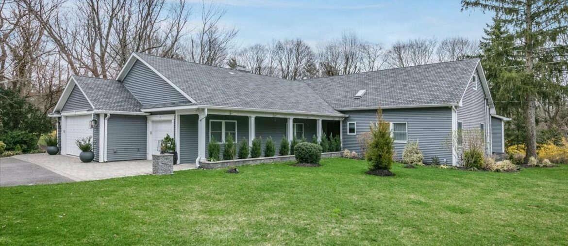 12 Hardwick Drive, S. Huntington, NY 12 Hardwick Drive, S. Huntington, NY