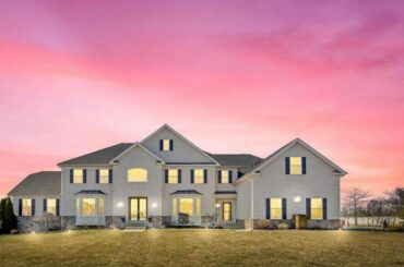 175 GREENVIEW COURT, CLARKSBORO, NJ Presented by Nancy Kowalik.