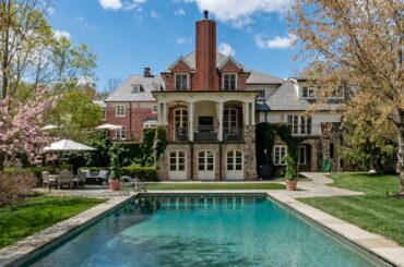 2660 Warson Road in Ladue, MO