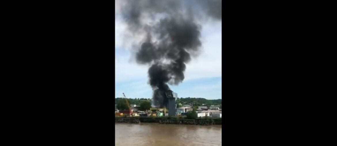 Incendie visible depuis Bordeaux rive droite | incendie bordeaux | feu bordeaux | incendie gironde Incendie visible depuis Bordeaux rive droite | incendie bordeaux | feu bordeaux | incendie gironde