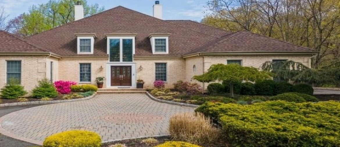 7 Roberts Road, New City, NY Presented by Alan and Susan Trugman. 7 Roberts Road, New City, NY Presented by Alan and Susan Trugman.