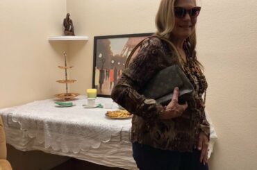 Cheap Easy Lunch with Rhoda-$1 Chicken Fingers & Fries-Gourmet Cookies & Tea