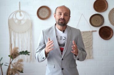 Sequence of service in a Casual Dining Restaurant