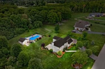 8 Emerald Dr, Hope, RI 02831