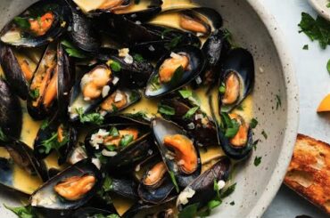 Steamed Mussels in White Wine and Lemon #shorts