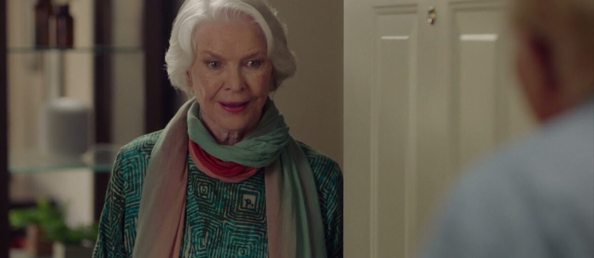 Queen Bees – Wine Surprise scene Queen Bees - Wine Surprise scene