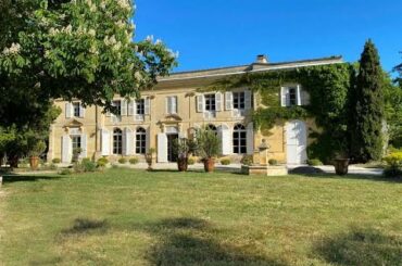 Turnkey Bordeaux Chateau for sale with hobby vineyard