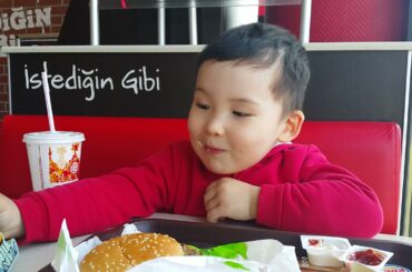 Cheeseburger video for toddlers. Eating video. Time to eat. Child with hamburger in hand in BK.