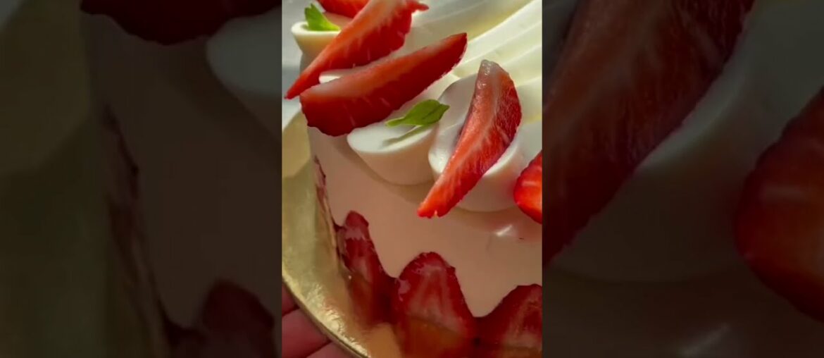 HOW TO MAKE UN FRAISER!! #shorts #french #food #dessert #tiktok #strawberry #cake