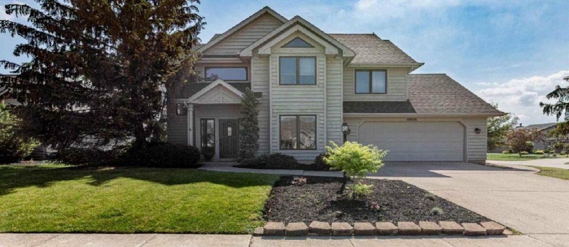 10806 Mill Lake Cove, Fort Wayne, IN Presented by Lori Stinson.