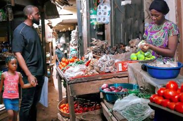 HE CAME 2 D MARKET WITH HIS BABY AS A POOR BEGER SHE GAVE DEM FRUITS BT DIDNT NO HE IS A BILIONAIRE