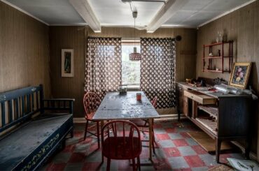 Untouched Abandoned COTTAGE In Sweden | Lost in a huge field