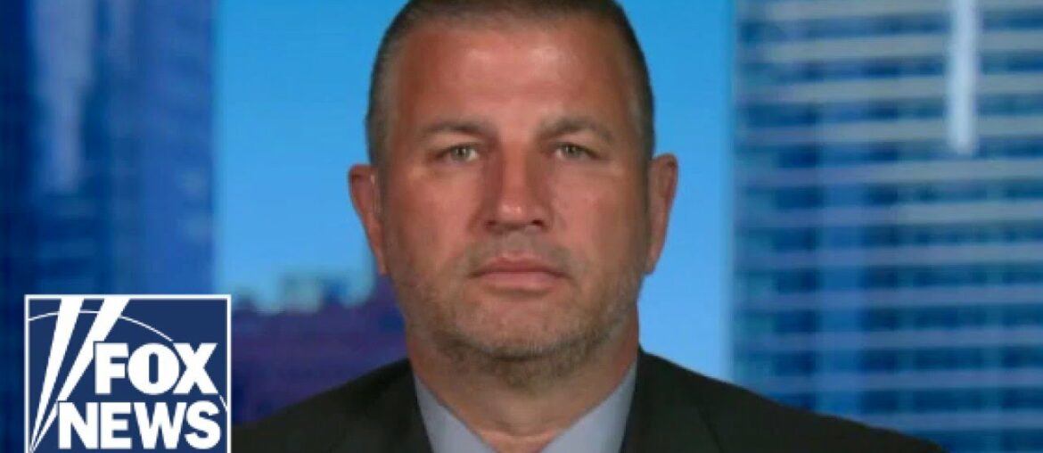 Fraternal Order of Police president: Officers right to turn their backs on Chicago mayor Fraternal Order of Police president: Officers right to turn their backs on Chicago mayor