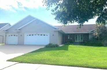1725 Pendleton Dr Neenah, WI 54956 - Home for sale