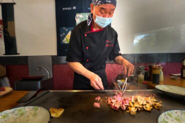 In the middle of Paris - Japanese Grandpa and his Wife operate Teppanyaki