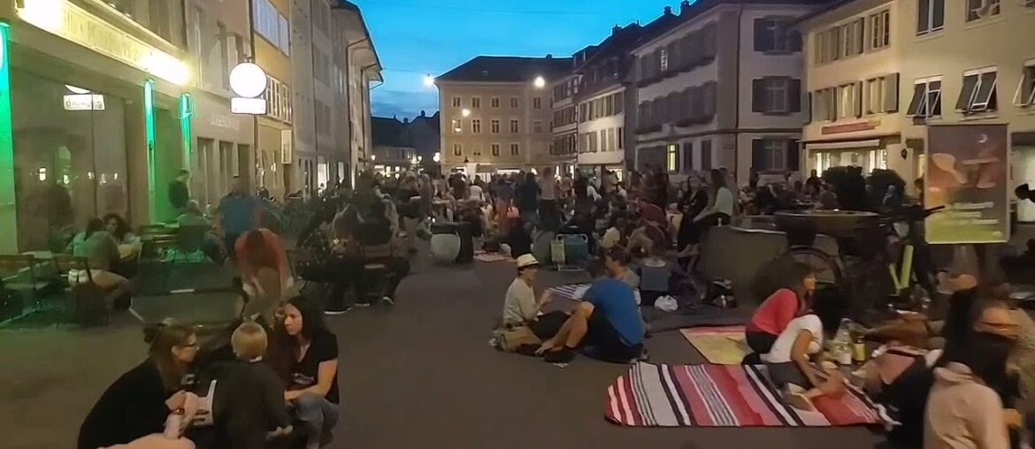 Comme en France, les suisses installent des terrasses libres devant les bars et restaurants