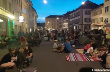 Comme en France, les suisses installent des terrasses libres devant les bars et restaurants
