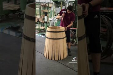 How are wine barrels made?