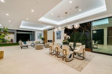 A $4,095,000 New Construction Home in Los Angeles comes with stunning entertaining spaces