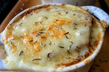 HOMEMADE FRENCH ONION SOUP - #shorts #soup #frenchonionsoup #onion #easyrecipe #cheese