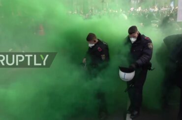 Austria: Protesters scuffle with police at anti-COVID-restrix rally in Vienna