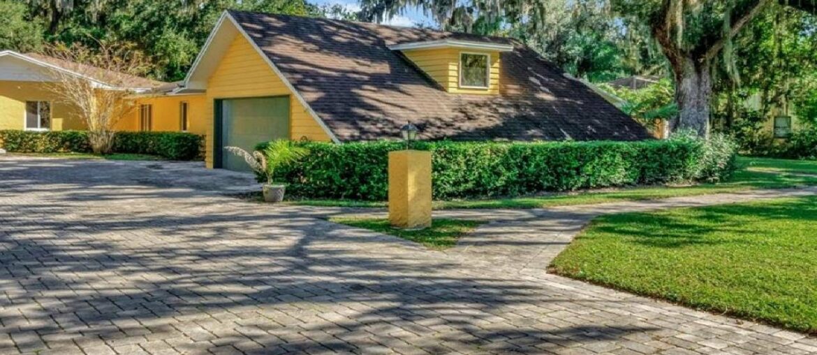 1611 GRANDVIEW BOULEVARD, KISSIMMEE, FL Presented by Manny Barrios. 1611 GRANDVIEW BOULEVARD, KISSIMMEE, FL Presented by Manny Barrios.