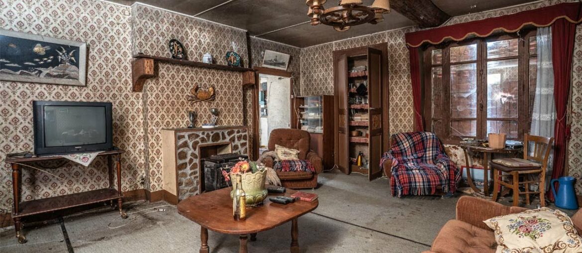 Discovery Of An Abandoned French Home Frozen In Time! – The Crab House Discovery Of An Abandoned French Home Frozen In Time! - The Crab House