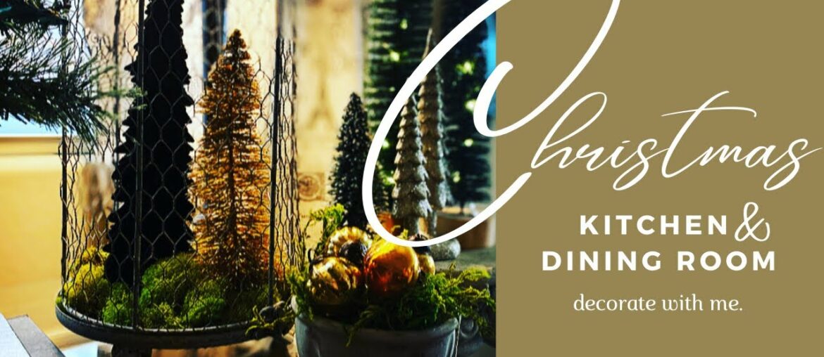 CHRISTMAS DECORATING IN THE KITCHEN AND DINING ROOM -Simple centerpiece idea and decorating inspo. CHRISTMAS DECORATING IN THE KITCHEN AND DINING ROOM -Simple centerpiece idea and decorating inspo.