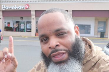 BLACK MAN Tries KOREAN Fried Chicken for the FIRST TIME