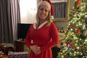 Christmas Eve live chat with a glass of wine and good friends in front of the tree