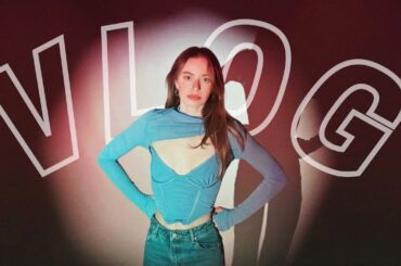 FIRST VLOG OF 2022 | HAIR EXTENSIONS, TORONTO PHOTOSHOOT, WINE AND SNACKS.