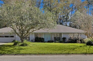 3139 MISTY CREEK LN, JACKSONVILLE, FL Presented by Linda Dolan.