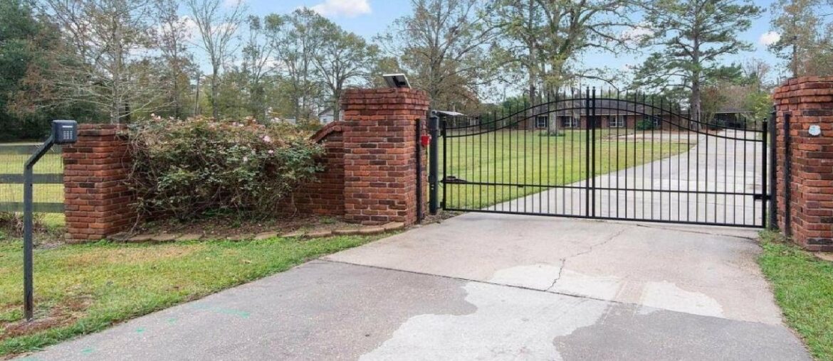 16888 S HARRELLS FERRY RD, Baton Rouge, LA Presented by Kara Horne. 16888 S HARRELLS FERRY RD, Baton Rouge, LA Presented by Kara Horne.