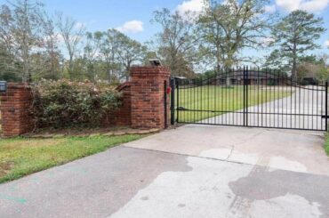 16888 S HARRELLS FERRY RD, Baton Rouge, LA Presented by Kara Horne.