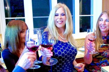 How To:  Wine Party with Tasting and Dinner Party with Art Class Oil Painting | Here's Mine