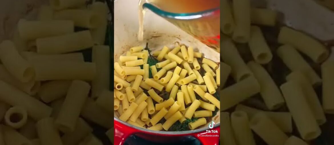 This French oinion one pot pasta from @carolbeecooks looks unreal