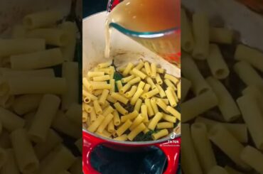 This French oinion one pot pasta from @carolbeecooks looks unreal