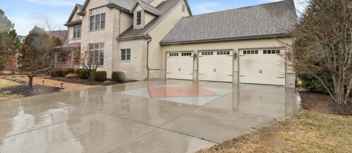 1619 Moccasin Trail, Waukesha, WI