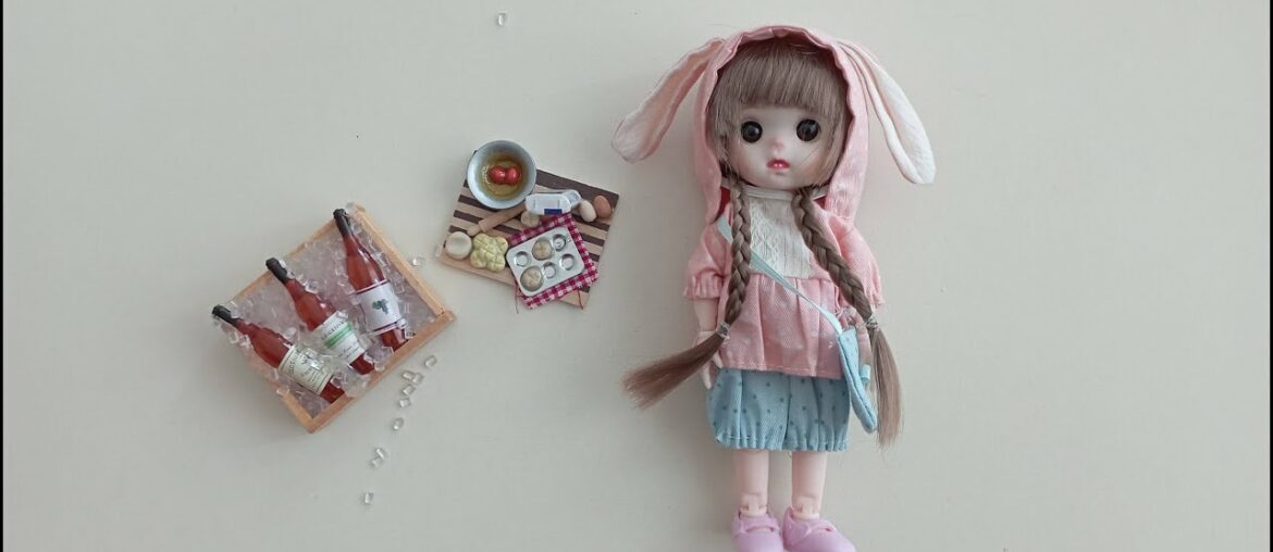 Unboxing: dumplings and wine for little dolls