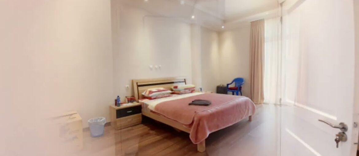 City Skyline Views: Immaculate Modern Apartment for Rent Close to French School