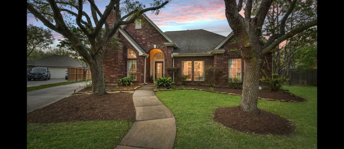 Ruth/Chris Real Estate Team presents:1403 Shadybrook Drive Houston TX 77094