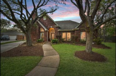 Ruth/Chris Real Estate Team presents:1403 Shadybrook Drive Houston TX 77094