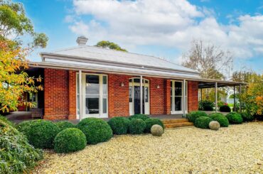 HERITAGE ELEGANCE & CONTEMPORARY COMFORTS  150 Crofts Road Cobains