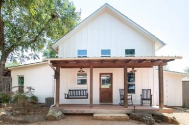 Absolutely Luxury Barn Modern Hill Country-style Small House