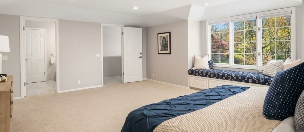 8521 Hunts Point Lane 8521 Hunts Point Lane