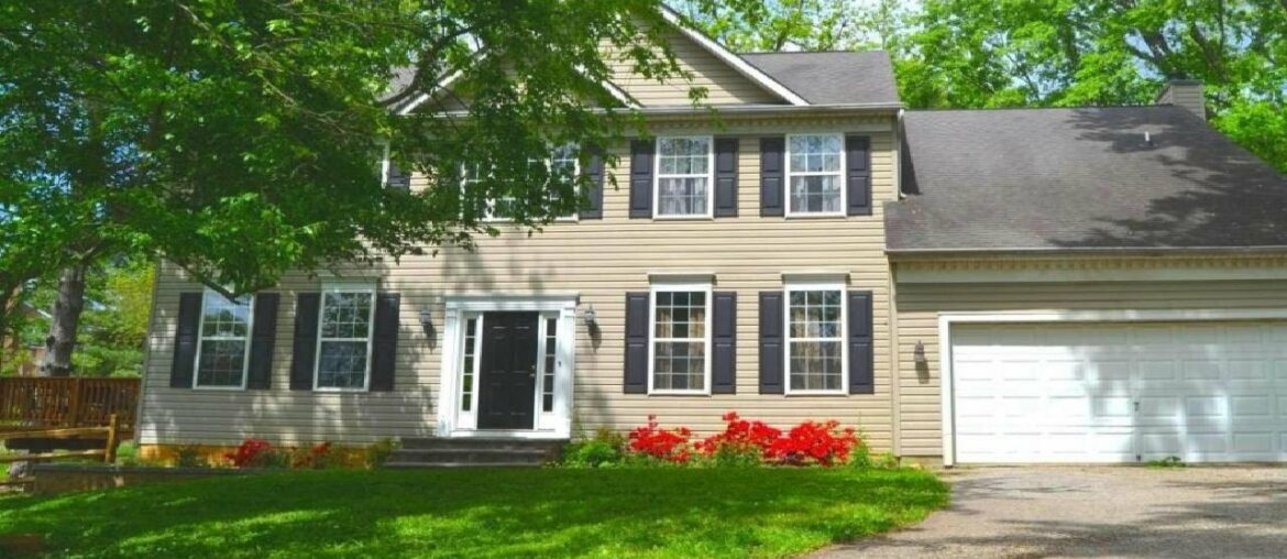 10212 MAXINE STREET, ELLICOTT CITY, MD Presented by Laura Ratta. 10212 MAXINE STREET, ELLICOTT CITY, MD Presented by Laura Ratta.