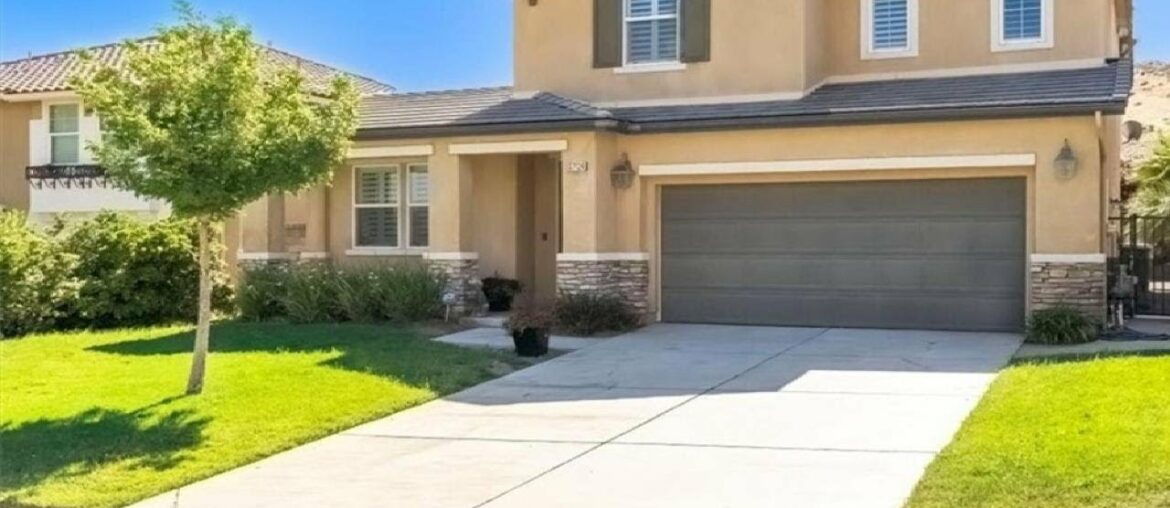 37124 Pergola Terrace, Palmdale, CA Presented by Kris Herron.