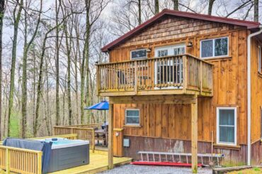 Hendersonville Cabin w/ Hot Tub, Views & Fire Pit