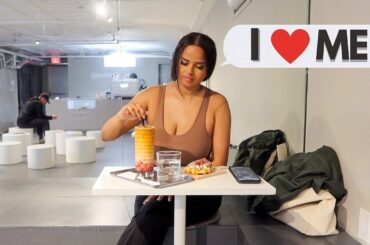I took myself on a date in Toronto | Nails, Museum, Dining alone, Shopping!