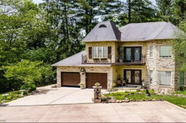 401 48th St, Vienna, WV Presented by Joyce Burns.